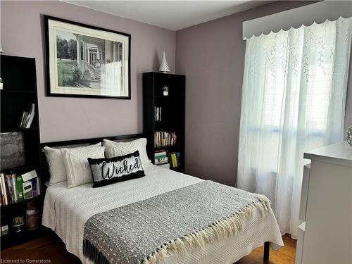 37 Houghton Avenue N, Hamilton, ON - Indoor Photo Showing Bedroom