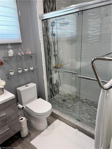 37 Houghton Avenue N, Hamilton, ON - Indoor Photo Showing Bathroom