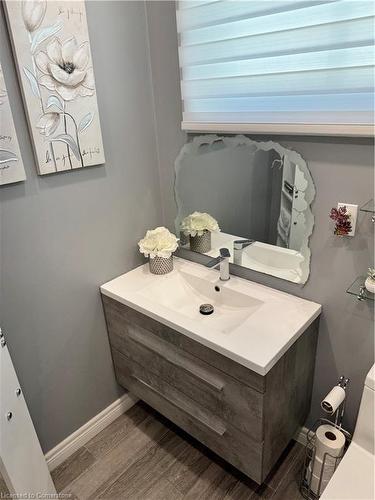 37 Houghton Avenue N, Hamilton, ON - Indoor Photo Showing Bathroom