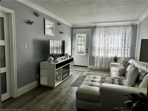 37 Houghton Avenue N, Hamilton, ON - Indoor Photo Showing Living Room