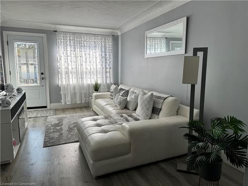 37 Houghton Avenue N, Hamilton, ON - Indoor Photo Showing Living Room