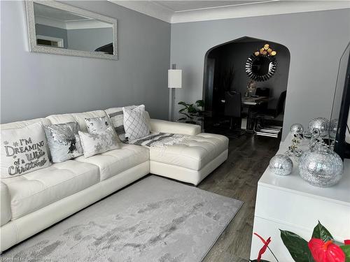 37 Houghton Avenue N, Hamilton, ON - Indoor Photo Showing Living Room