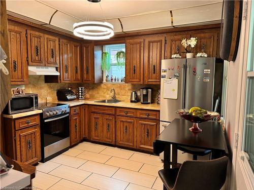 37 Houghton Avenue N, Hamilton, ON - Indoor Photo Showing Kitchen