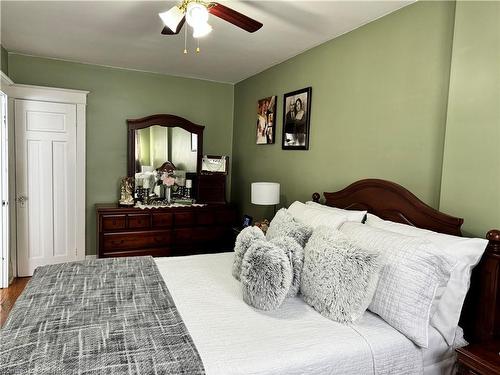 37 Houghton Avenue N, Hamilton, ON - Indoor Photo Showing Bedroom