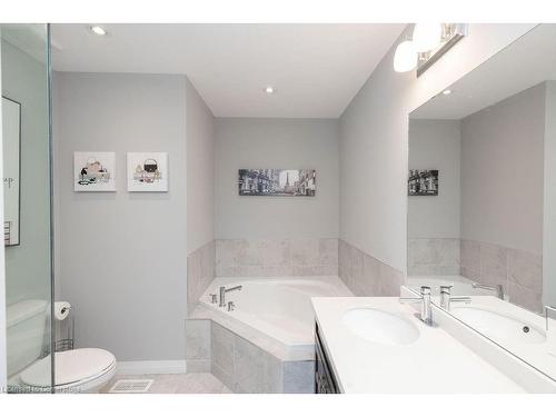 9-30 Times Square Boulevard, Stoney Creek, ON - Indoor Photo Showing Bathroom