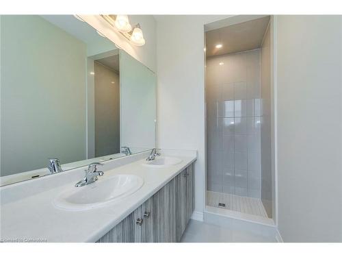 2086 Fairmont Common, Burlington, ON - Indoor Photo Showing Bathroom