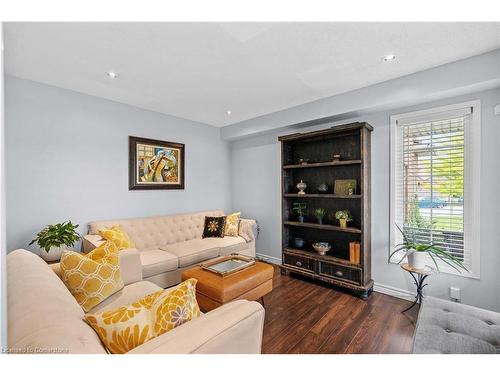 95 Thoroughbred Boulevard, Ancaster, ON - Indoor Photo Showing Living Room