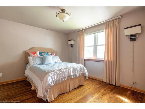 409 East 14Th Street, Hamilton, ON - Indoor Photo Showing Bedroom