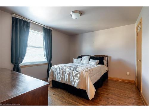 409 East 14Th Street, Hamilton, ON - Indoor Photo Showing Bedroom