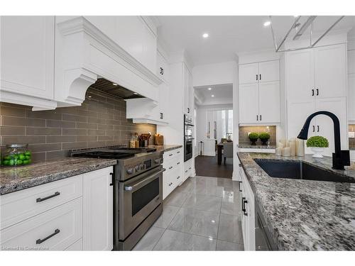 18 Legacy Lane, Hamilton, ON - Indoor Photo Showing Kitchen With Upgraded Kitchen