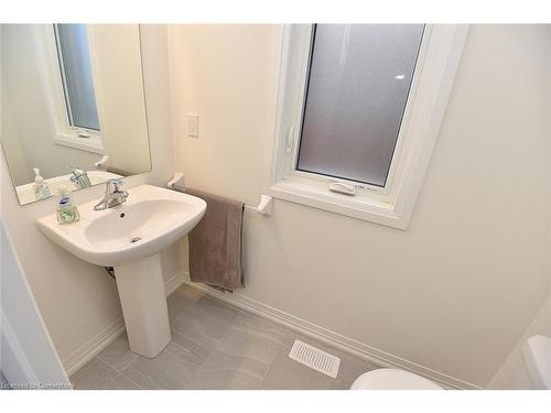 28 Fairey Crescent Crescent, Mount Hope, ON - Indoor Photo Showing Bathroom