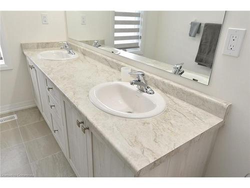 28 Fairey Crescent Crescent, Mount Hope, ON - Indoor Photo Showing Bathroom