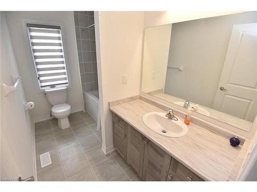 28 Fairey Crescent Crescent, Mount Hope, ON - Indoor Photo Showing Bathroom