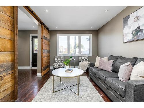 1554 Main Street E, Hamilton, ON - Indoor Photo Showing Living Room