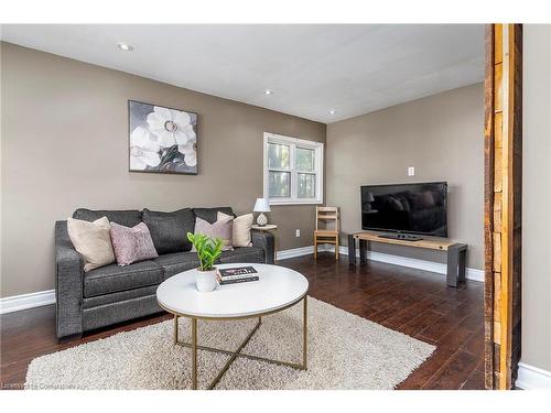 1554 Main Street E, Hamilton, ON - Indoor Photo Showing Living Room