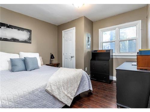 1554 Main Street E, Hamilton, ON - Indoor Photo Showing Bedroom