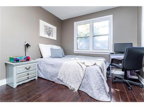 1554 Main Street E, Hamilton, ON - Indoor Photo Showing Bedroom