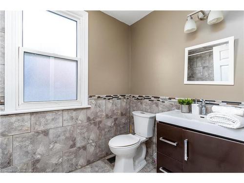 1554 Main Street E, Hamilton, ON - Indoor Photo Showing Bathroom