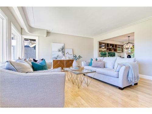 10 Reservoir Road, Stoney Creek, ON - Indoor Photo Showing Living Room