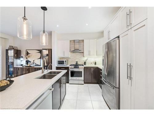 2-2086 Ghent Avenue, Burlington, ON - Indoor Photo Showing Kitchen With Stainless Steel Kitchen With Double Sink With Upgraded Kitchen