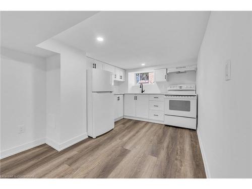 21 Weir Street S, Hamilton, ON - Indoor Photo Showing Kitchen