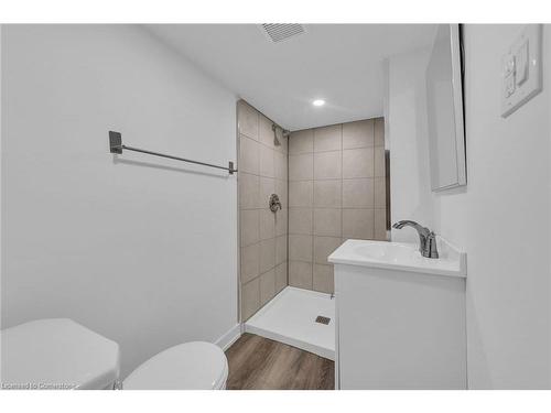 21 Weir Street S, Hamilton, ON - Indoor Photo Showing Bathroom