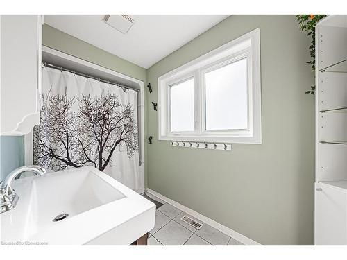 70 Hollybush Drive, Waterdown, ON - Indoor Photo Showing Laundry Room