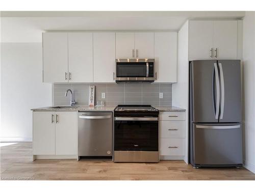 1604-335 Wheat Boom Drive, Oakville, ON - Indoor Photo Showing Kitchen With Upgraded Kitchen