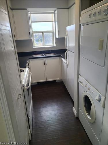 914-1270 Maple Crossing Boulevard, Burlington, ON - Indoor Photo Showing Laundry Room