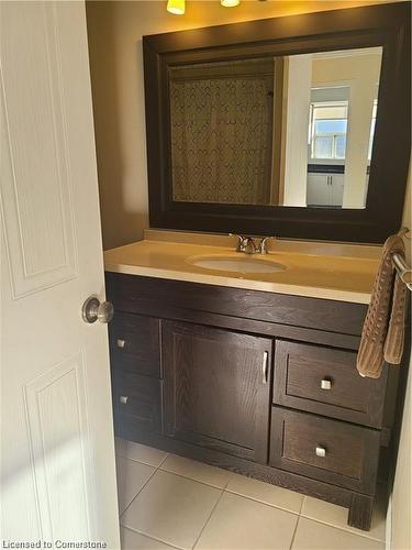 914-1270 Maple Crossing Boulevard, Burlington, ON - Indoor Photo Showing Bathroom