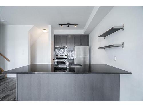 44-590 North Service Road, Hamilton, ON - Indoor Photo Showing Kitchen