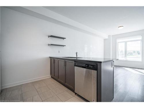 44-590 North Service Road, Hamilton, ON - Indoor Photo Showing Kitchen