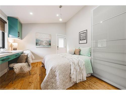 829 Forest Glen Avenue, Burlington, ON - Indoor Photo Showing Bedroom