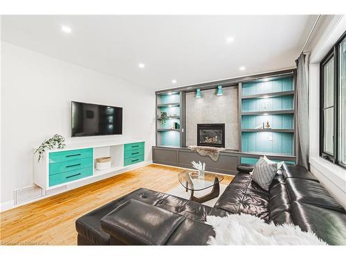 829 Forest Glen Avenue, Burlington, ON - Indoor Photo Showing Living Room With Fireplace