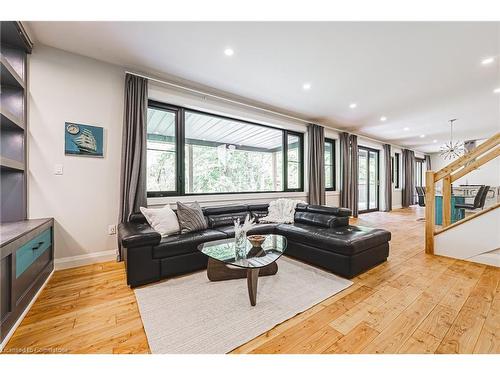 829 Forest Glen Avenue, Burlington, ON - Indoor Photo Showing Living Room