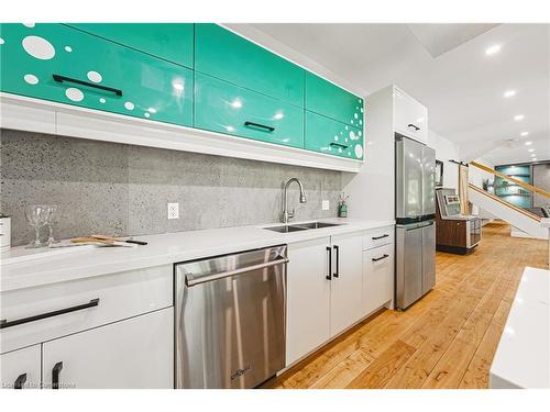 829 Forest Glen Avenue, Burlington, ON - Indoor Photo Showing Kitchen With Double Sink With Upgraded Kitchen