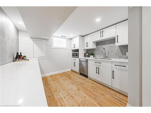 829 Forest Glen Avenue, Burlington, ON - Indoor Photo Showing Kitchen