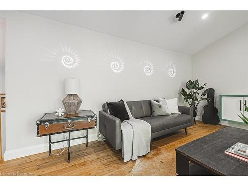 829 Forest Glen Avenue, Burlington, ON - Indoor Photo Showing Living Room