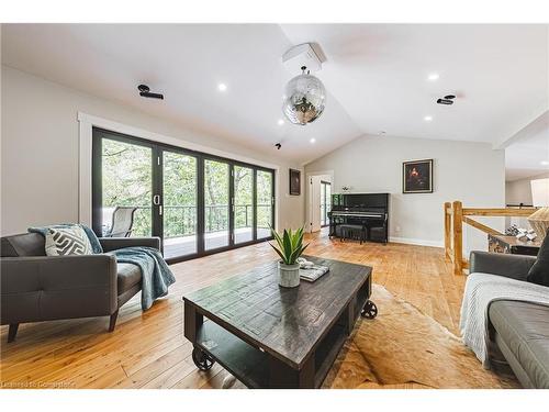 829 Forest Glen Avenue, Burlington, ON - Indoor Photo Showing Living Room