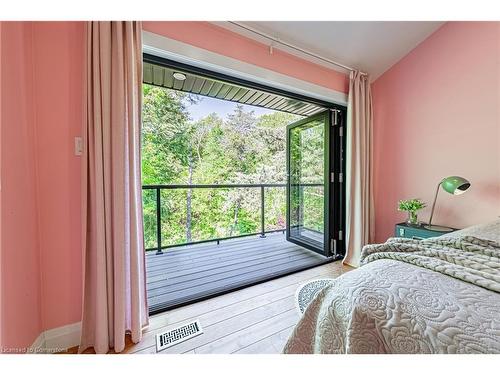 829 Forest Glen Avenue, Burlington, ON - Indoor Photo Showing Bedroom