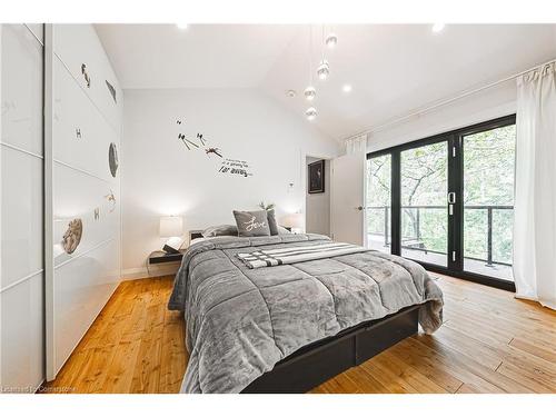 829 Forest Glen Avenue, Burlington, ON - Indoor Photo Showing Bedroom