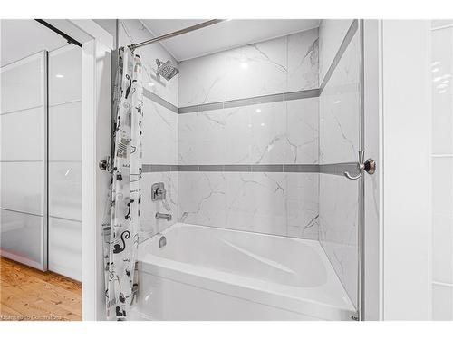 829 Forest Glen Avenue, Burlington, ON - Indoor Photo Showing Bathroom