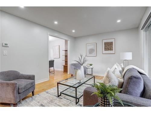 42 Mccrae Drive, Welland, ON - Indoor Photo Showing Living Room