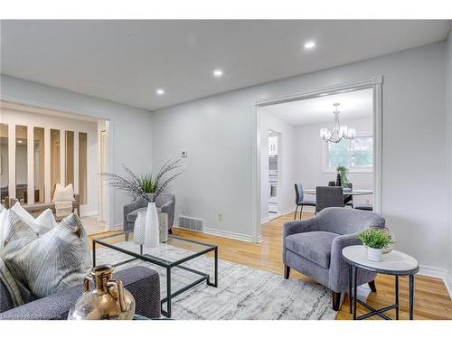 42 Mccrae Drive, Welland, ON - Indoor Photo Showing Living Room