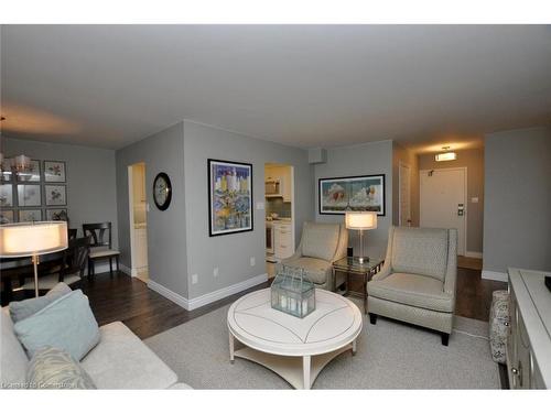 1709-301 Frances Avenue, Stoney Creek, ON - Indoor Photo Showing Living Room