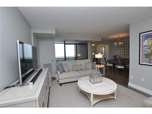 1709-301 Frances Avenue, Stoney Creek, ON - Indoor Photo Showing Living Room