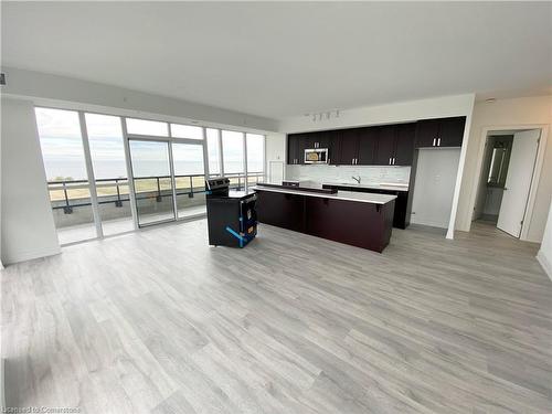 911-550 North Service Road, Grimsby, ON - Indoor Photo Showing Kitchen