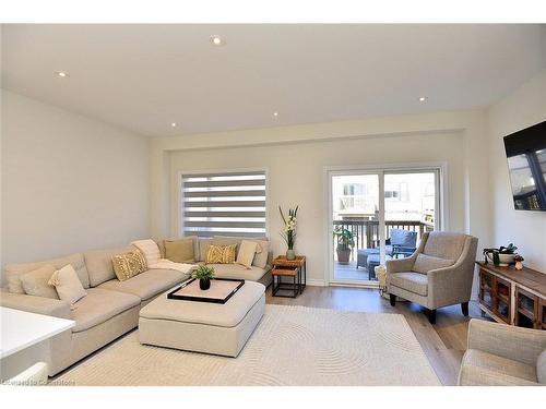 35 Cadwell Lane, Hamilton, ON - Indoor Photo Showing Living Room