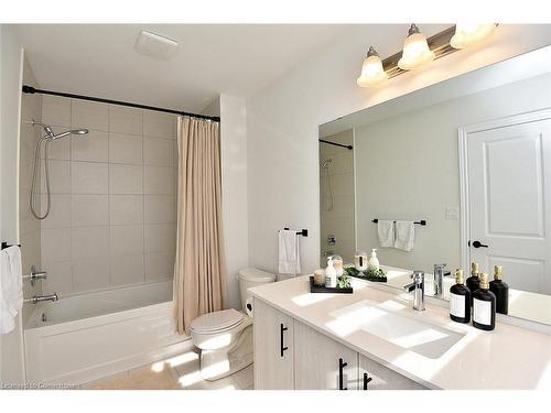 35 Cadwell Lane, Hamilton, ON - Indoor Photo Showing Bathroom