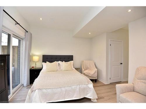 35 Cadwell Lane, Hamilton, ON - Indoor Photo Showing Bedroom